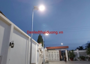 Đèn năng lượng mặt trời 100w chiếc lá, Pin rời, nên mua loại đèn đường năng lượng mặt trời loại tốt